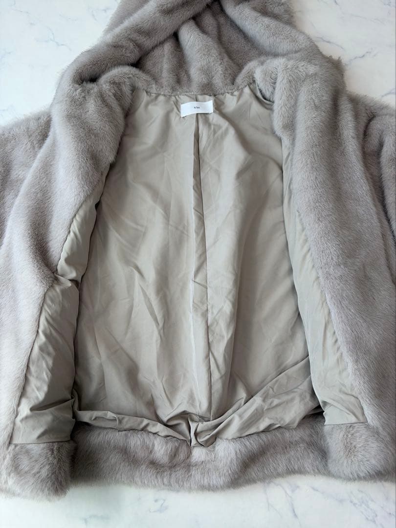 極美品 Vin エコファー フード付きケープコート グレージュ - メルカリ