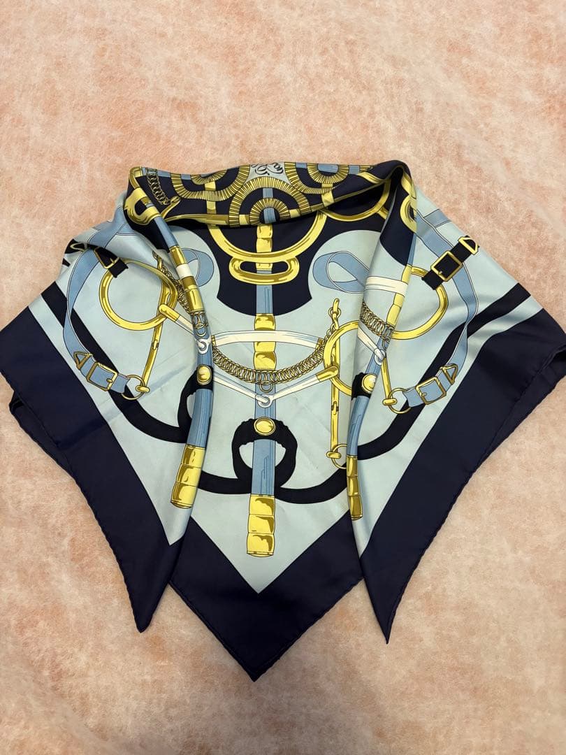 HERMÈS エルメススカーフ カレ90 エプロン・ドール 黄金の拍車 - メルカリ