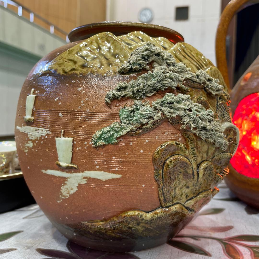 信楽焼の山と松の彫刻花瓶 | 激安通販のイーサプライ