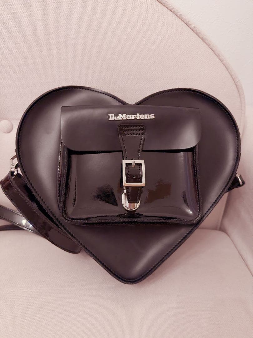 ドクターマーチン　ハート　バッグ ドクターマーチン」バレンタインコレクションを発売、ミニハートバッグ