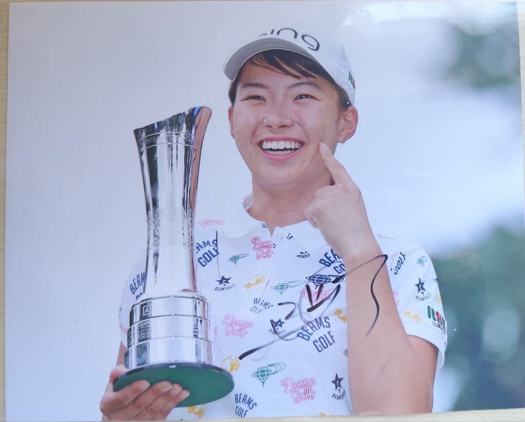 渋野日向子プロ直筆サイン入り写真（20cm x 25cm） 渋野日向子プロ直筆サイン入り写真（20cm x 25cm） - メルカリ