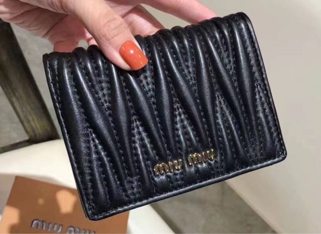 最終値下げ！MIU MIU マテラッセ レザー カードケース / ミニ財布 MIU MIU】マテラッセレザー カードケース (MiuMiu/カードケース・名刺