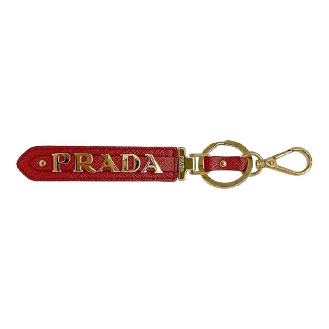 美品　PRADA レッドレザーキーホルダー 箱付き プラダ キーケース レディース サフィアーノ メタル フォーコレッド