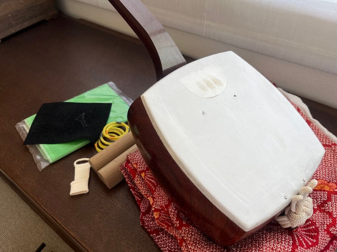 中棹　三味線　紅木　三つ折り　金入　ケース付き 三味線 佳四郎 在銘 トチ入り紅木 金細 綾杉彫り胴 細棹 1本溝 桐箱 和