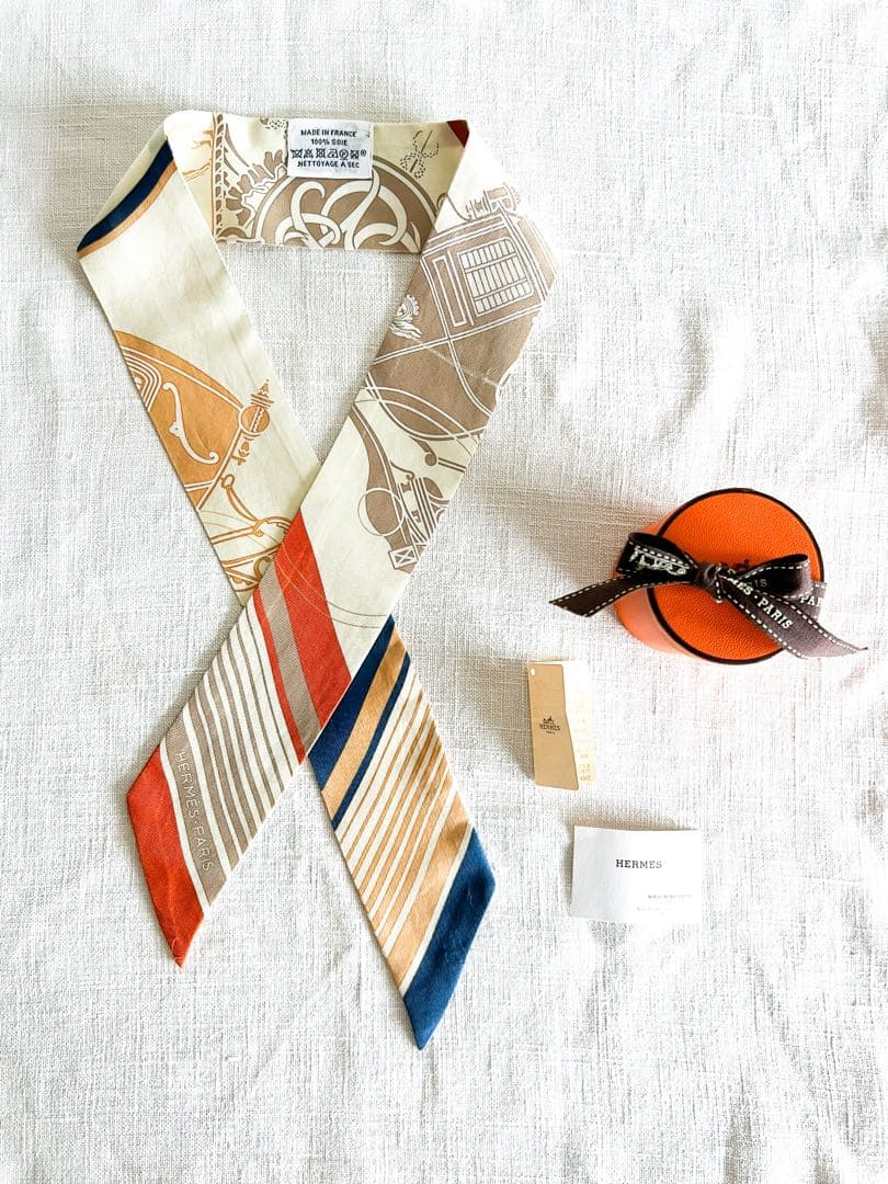 【HERMES】エルメス ツイリー エクスリブリス EX-LIBRIS オレンジ エルメス ツイリー Ex-Libris Les Parisiennes エクスリブリス パリ