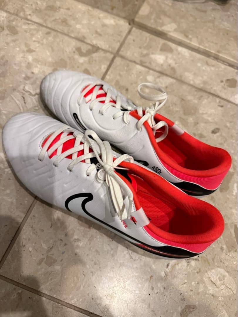 Nike サッカースパイク ホワイト/レッド Nike tempo - メルカリ