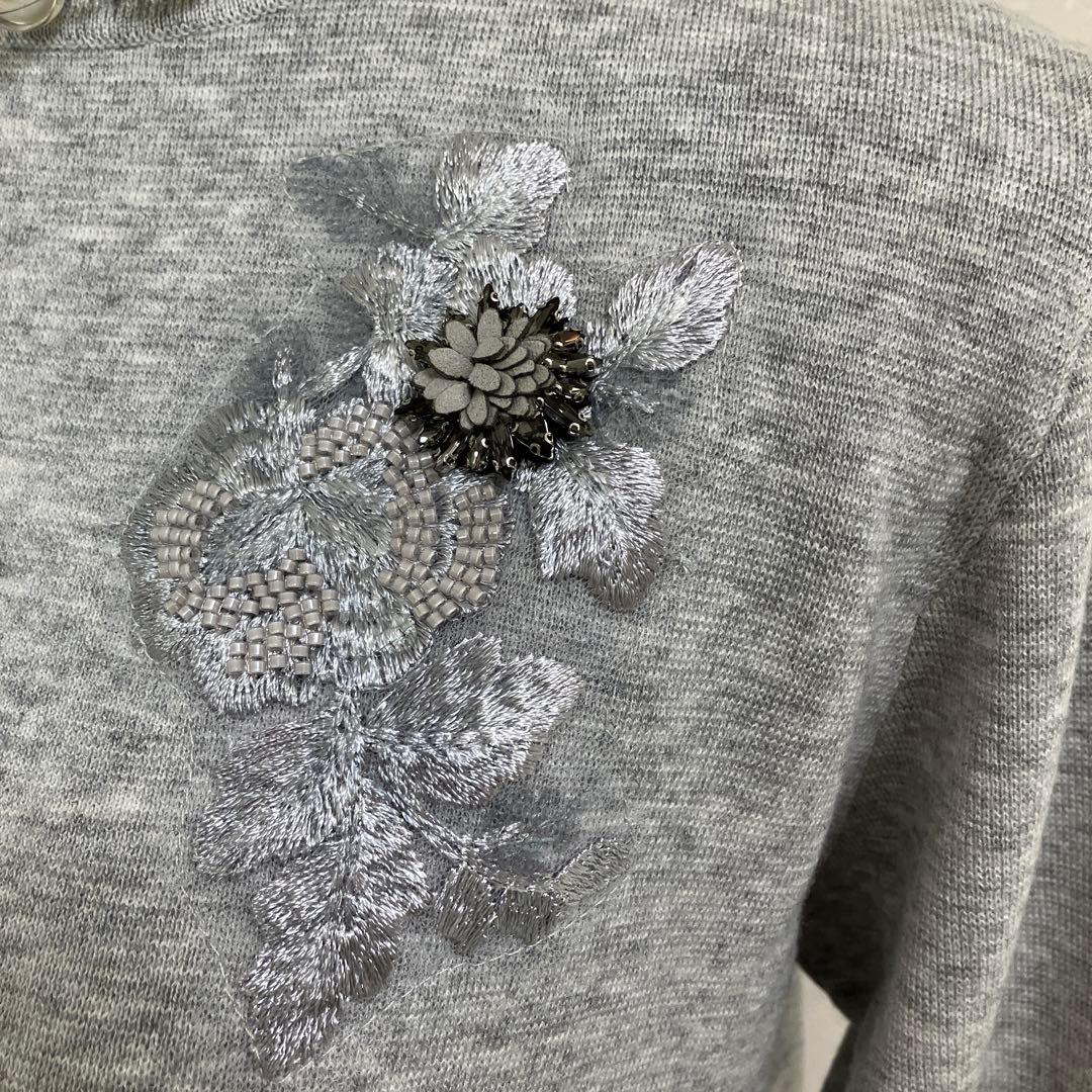 スーパービューティー☆44☆新品タグ付き胸元刺繍のタートルネック