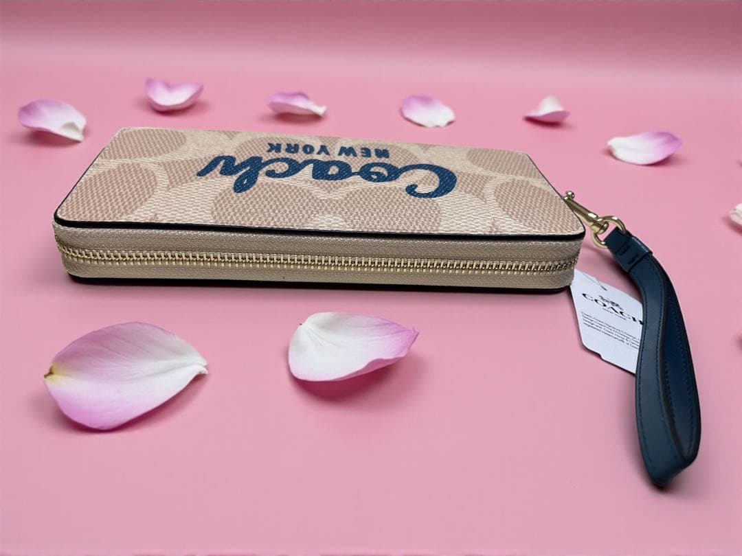 《新品》COACHロゴ入り 長財布 ベージュ《新品》