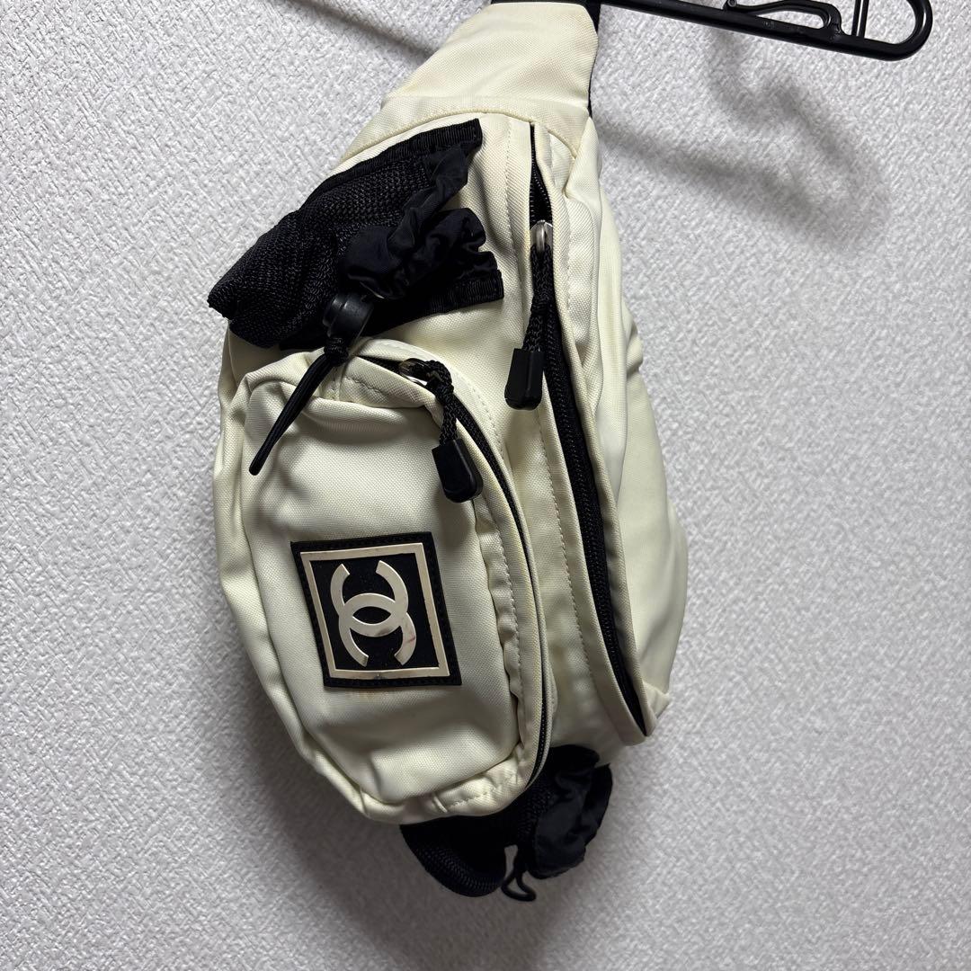 CHANEL ホワイト ボディバッグ