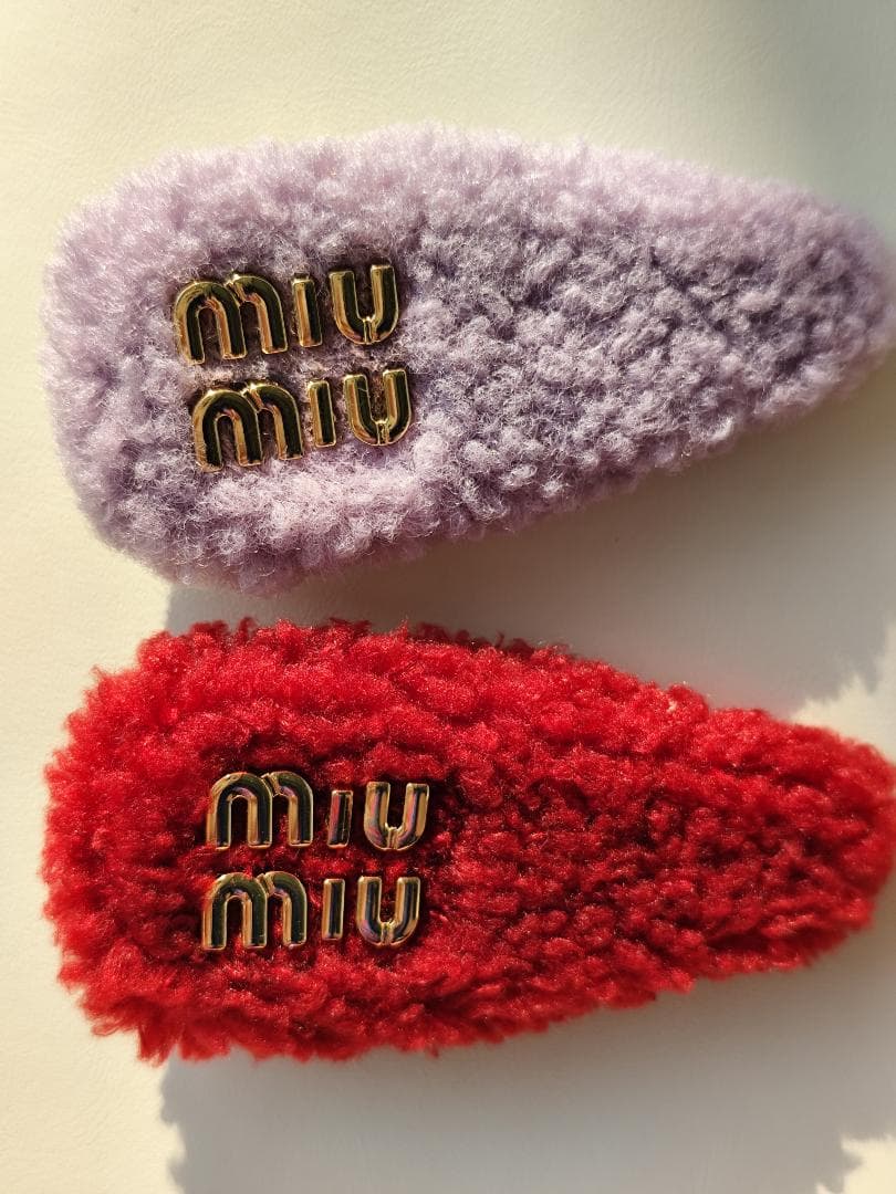 MIUMIU ファー素材 ヘアピン 2個セット 紫 赤 一 番 安い 通販