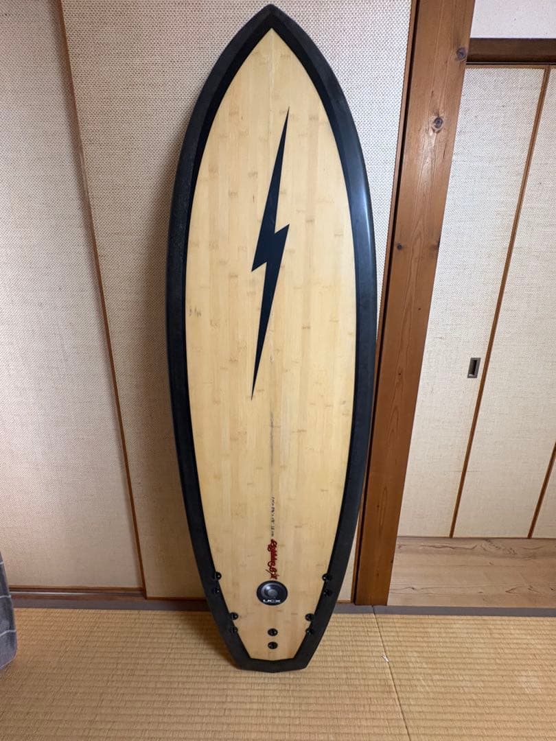貴重な最新型ライトニングボルトバンブー素材のショートボード 黒い