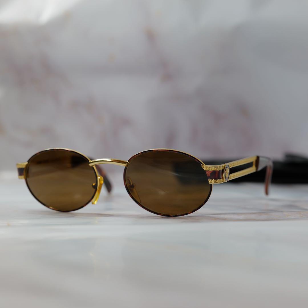 之介さん専用 versace ヴェルサーチェ オーバル Y2k ケース付き 世界限定500本。『VERSACE』の腕時計からアイコニックなトノー型の新作