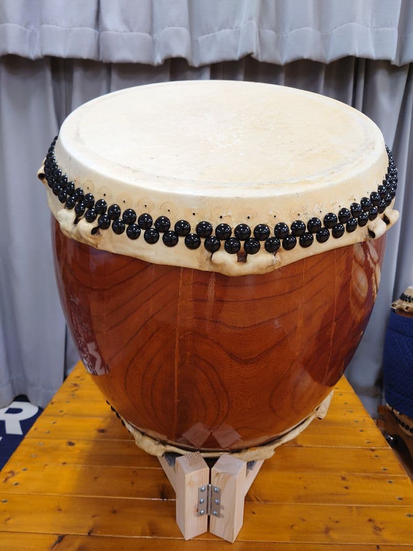 1尺6寸、ケヤキくり抜き胴。皮＝新品