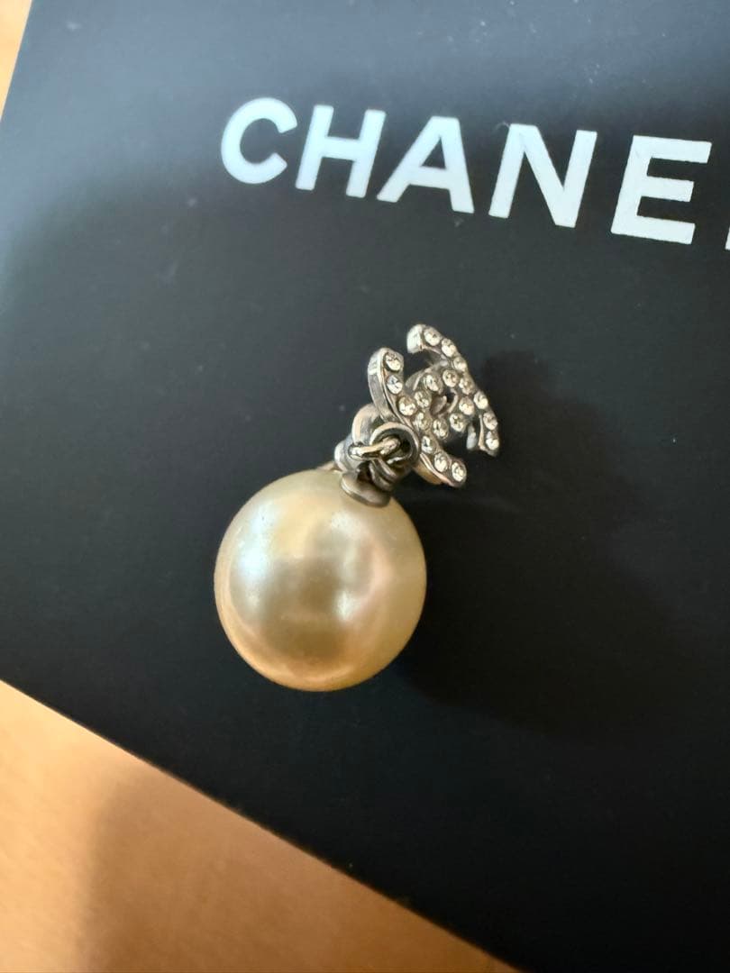 CHANELパールロゴピアス（片耳用） CHANEL】シャネル ロゴ ピアス CCマーク パールホワイト (CHANEL