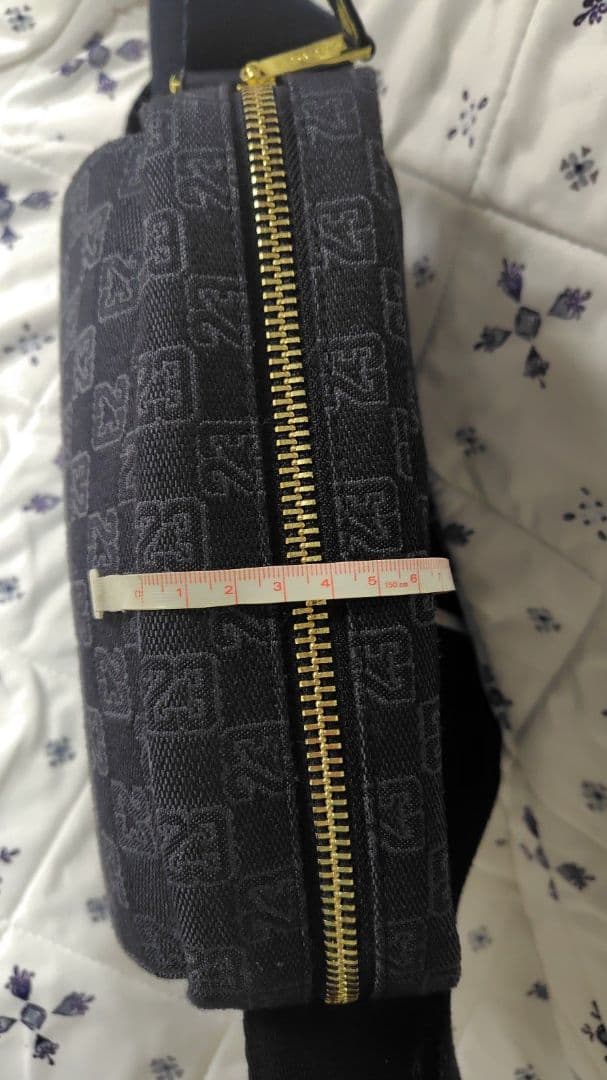 ugosさん専用】Jordan ショルダーバッグ ブラック×ゴールド 23 - メルカリ