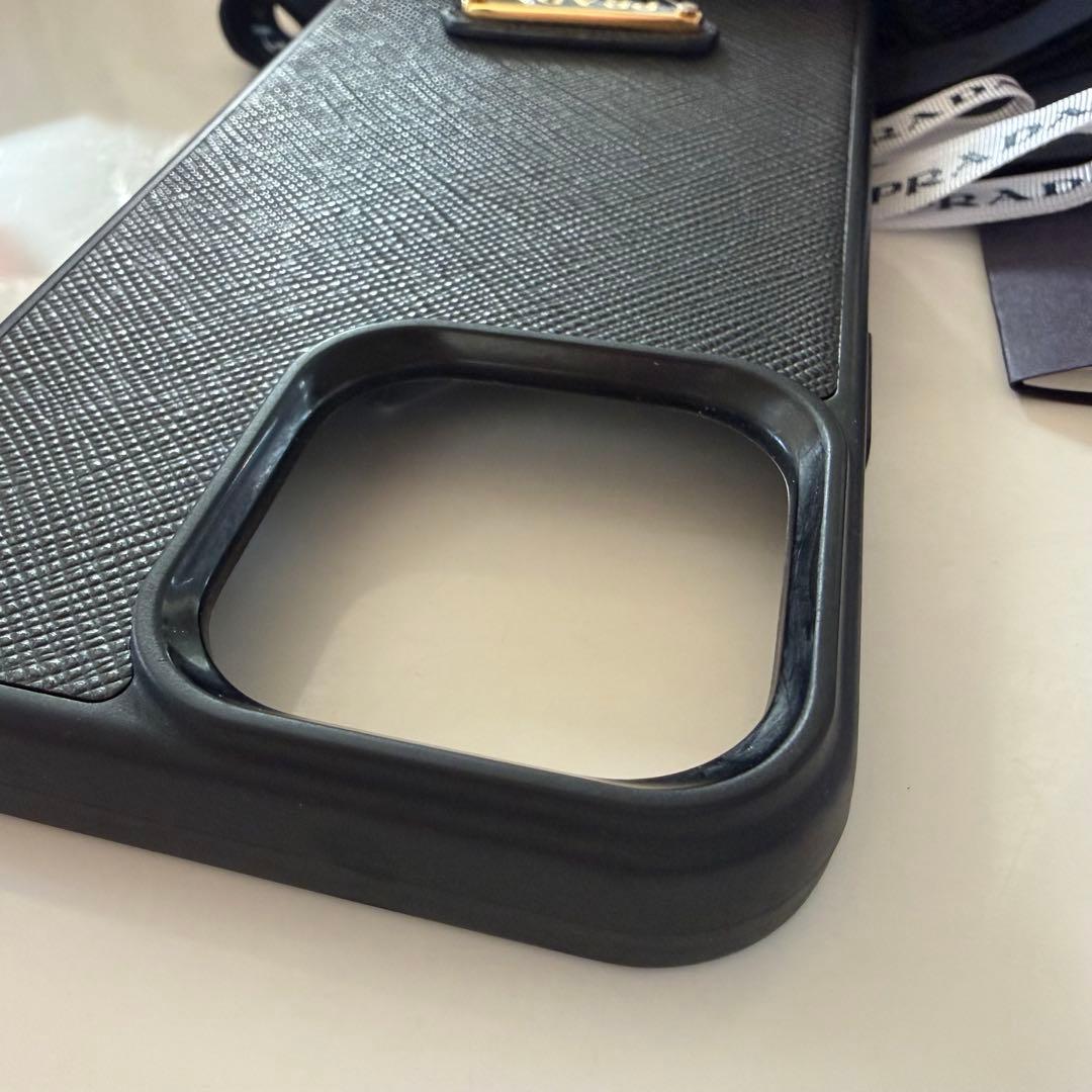 AYA様専用】PRADA サフィアーノトライアングル iPhone13pro - メルカリ