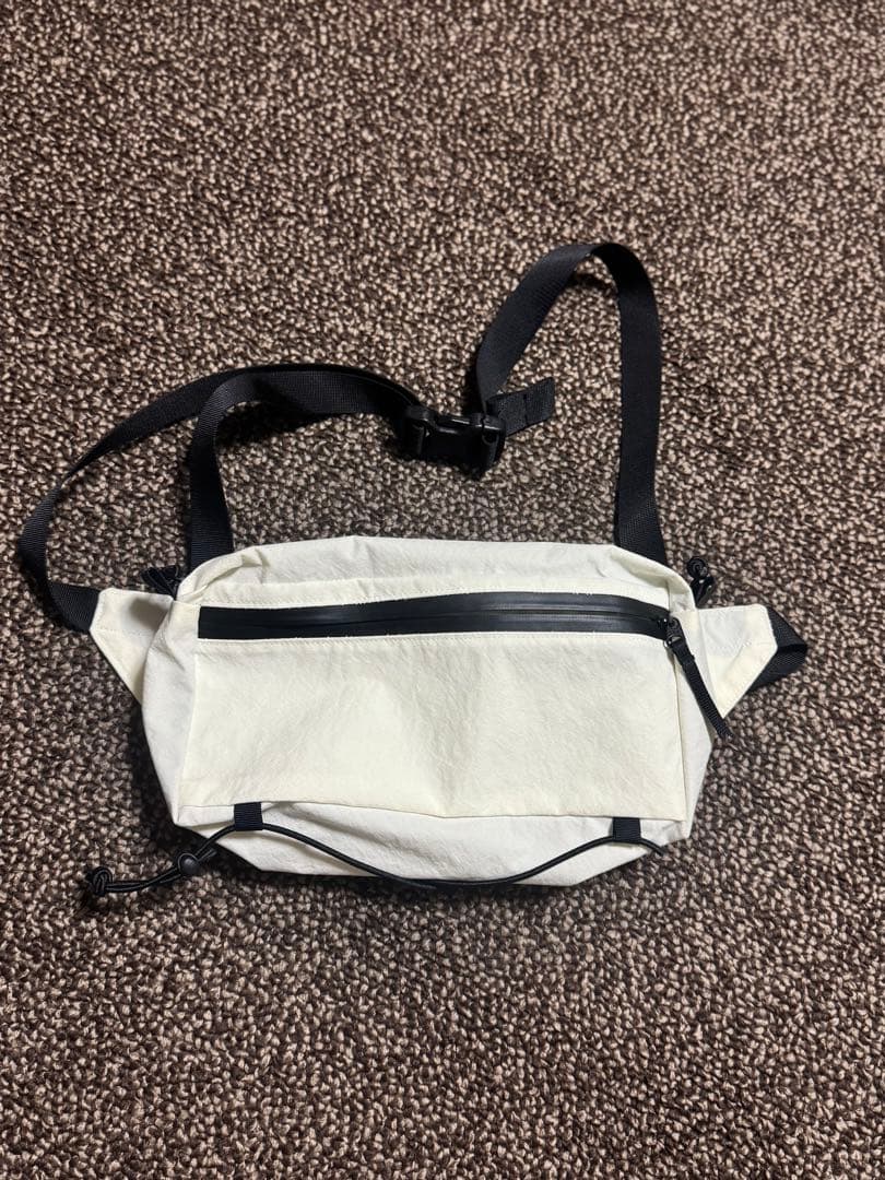 ACUT ファニーポーチ白　ホワイト ACUT ファニーポーチ白 ホワイト - バッグ人気