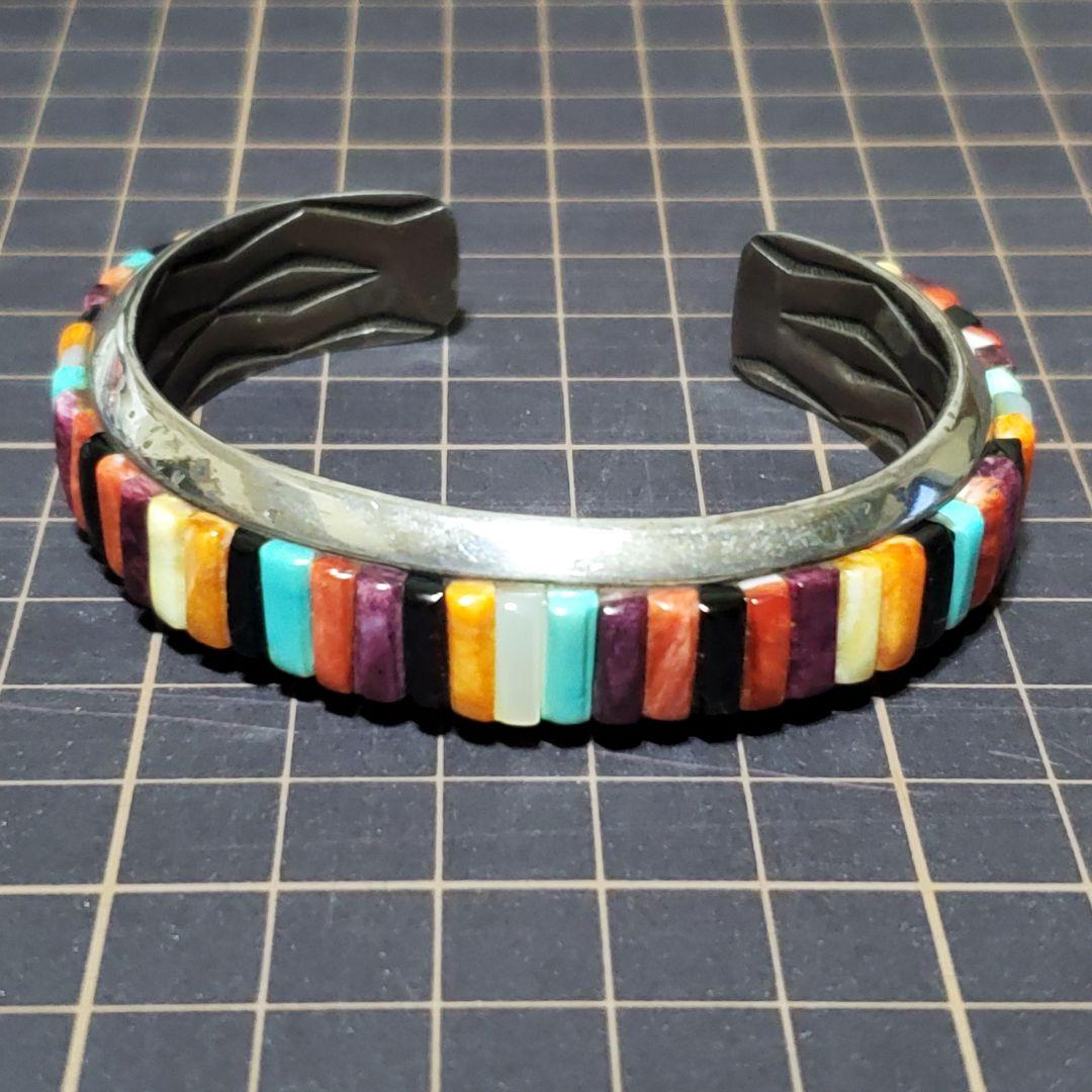 【レイアダカイ？】 ナバホ インレイ スタンプワーク バングル ナバホ Ray・Adakai レイアダカイ マルチカラーストーンインレイ