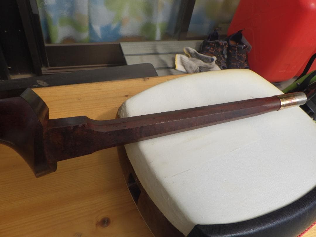 津軽三味線太棹年代物骨董品.金細皮破れなし.ハードケース付