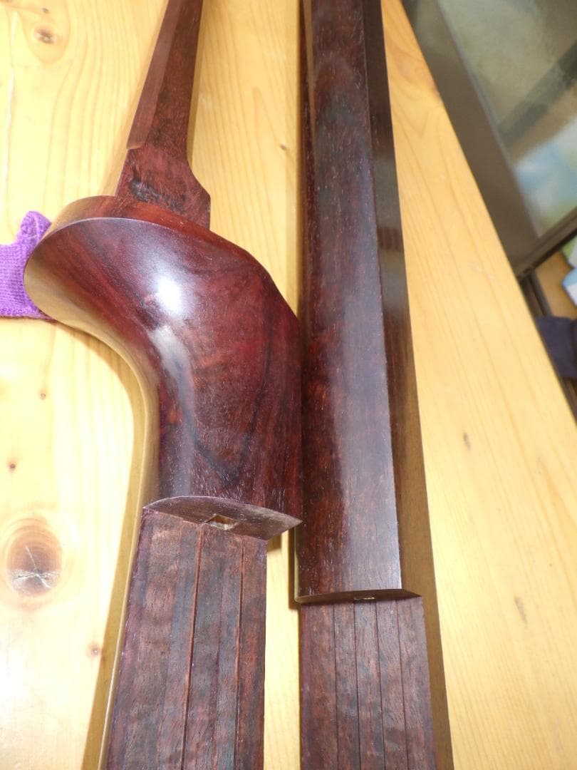 津軽三味線太棹年代物骨董品.金細皮破れなし.ハードケース付