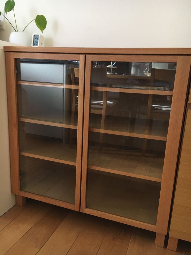 無印良品 脚付 オーク材 ガラス扉キャビネット 送料込み