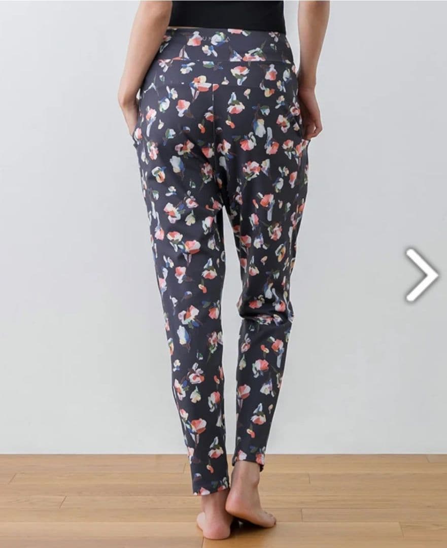 新品12800円☆スカーラ 黒 ローズプリント ジョガーパンツ SUKALA M