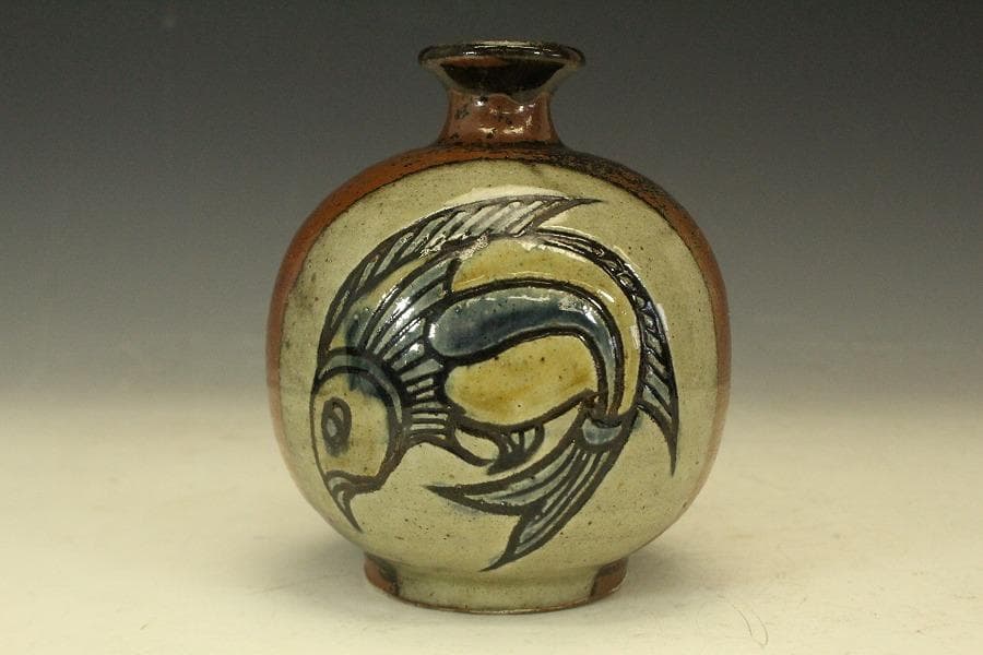 萬屋焼 やちむん 金城一門 魚紋 一輪挿し 花瓶 在銘(メ1285) - メルカリ