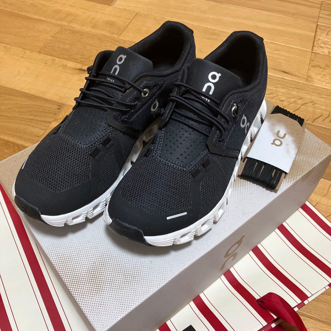 On ブラック スニーカー ランニングシューズ On、HOKA、アシックス……ビジネスにもランニングにも使える！オール