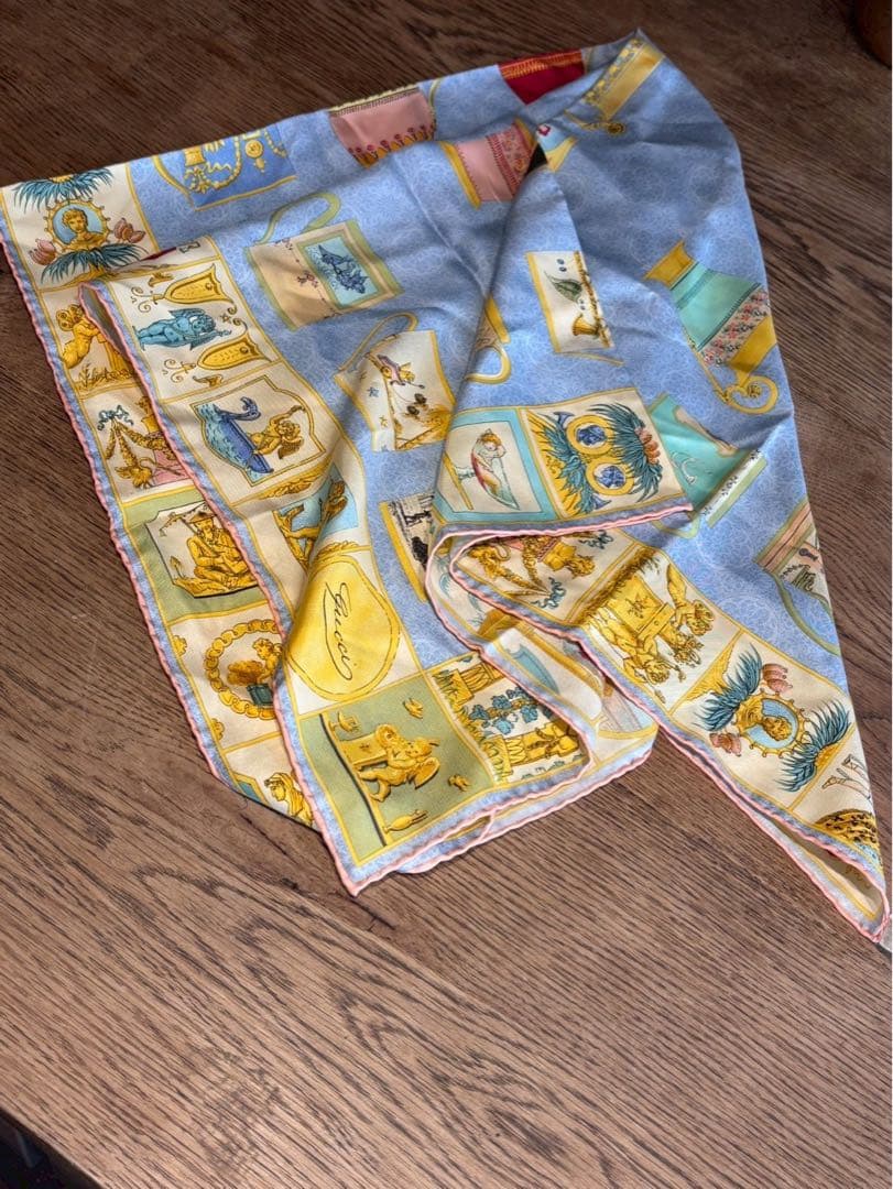 極美品】GUCCI シルクスカーフ 多様なカップデザイン 85✖️85サイズ