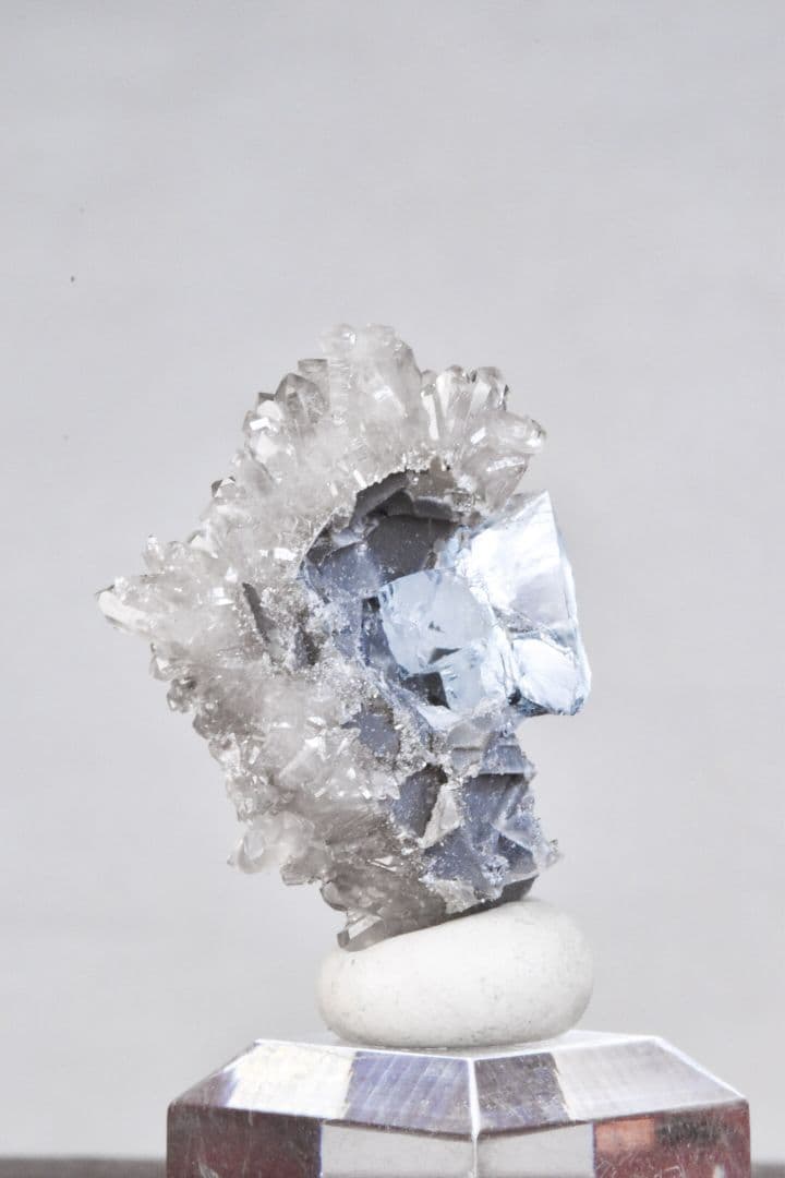 中国浙江省産 スモーキードゥルージークォーツと超透明なフローライト