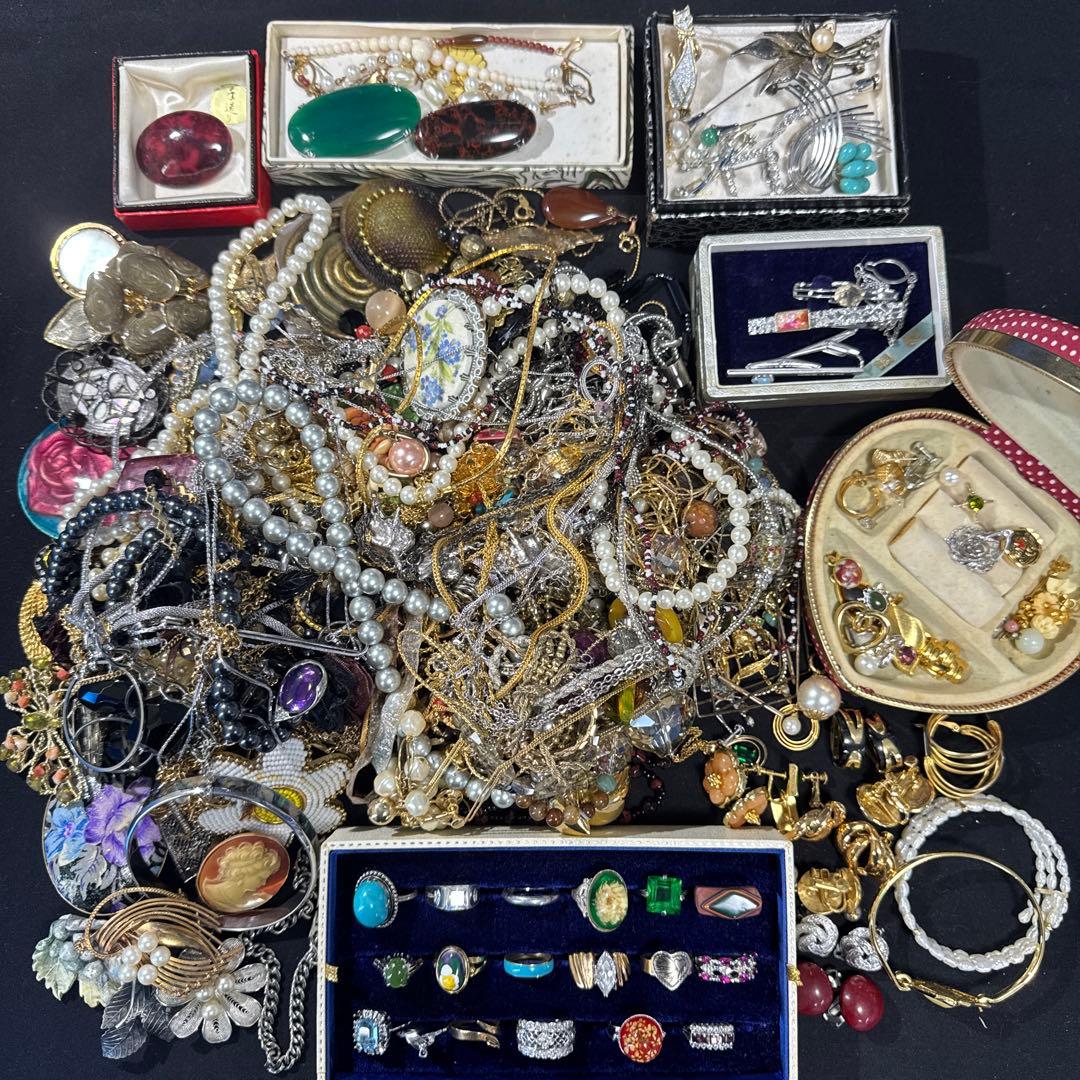 2950★レトロ　アクセサリーまとめ売り★大量★★整理品★遺品 遺品整理 おまとめ 大量 おまけ付き お値下げしました お値引き不可