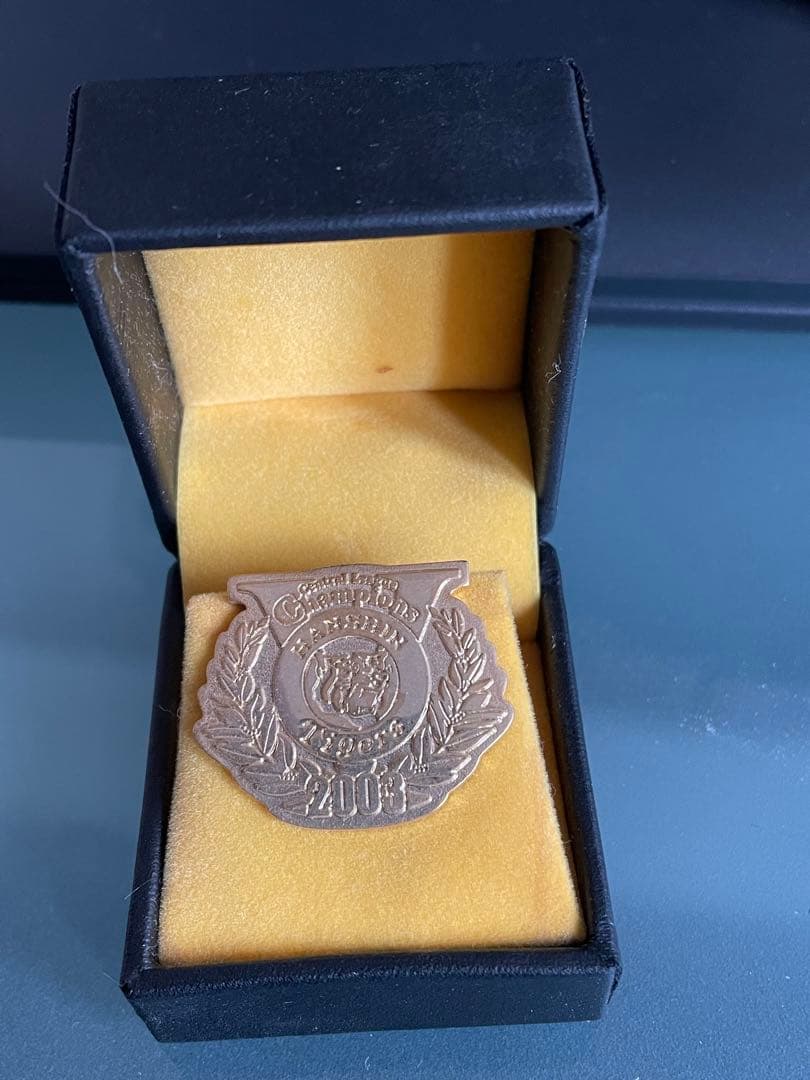 2025セ制覇記念】阪神タイガース2003年優勝記念ピンバッジ - メルカリ