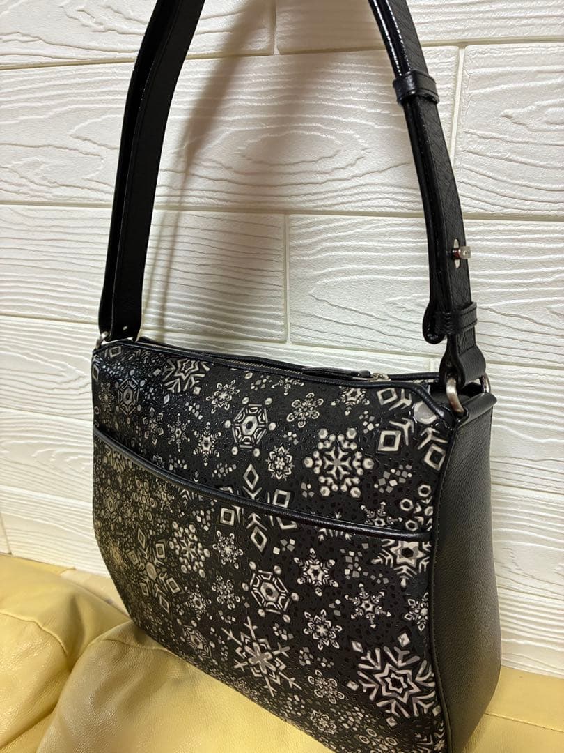 極美品 印傳屋 リカレア 雪の結晶 ショルダーバッグ - メルカリ