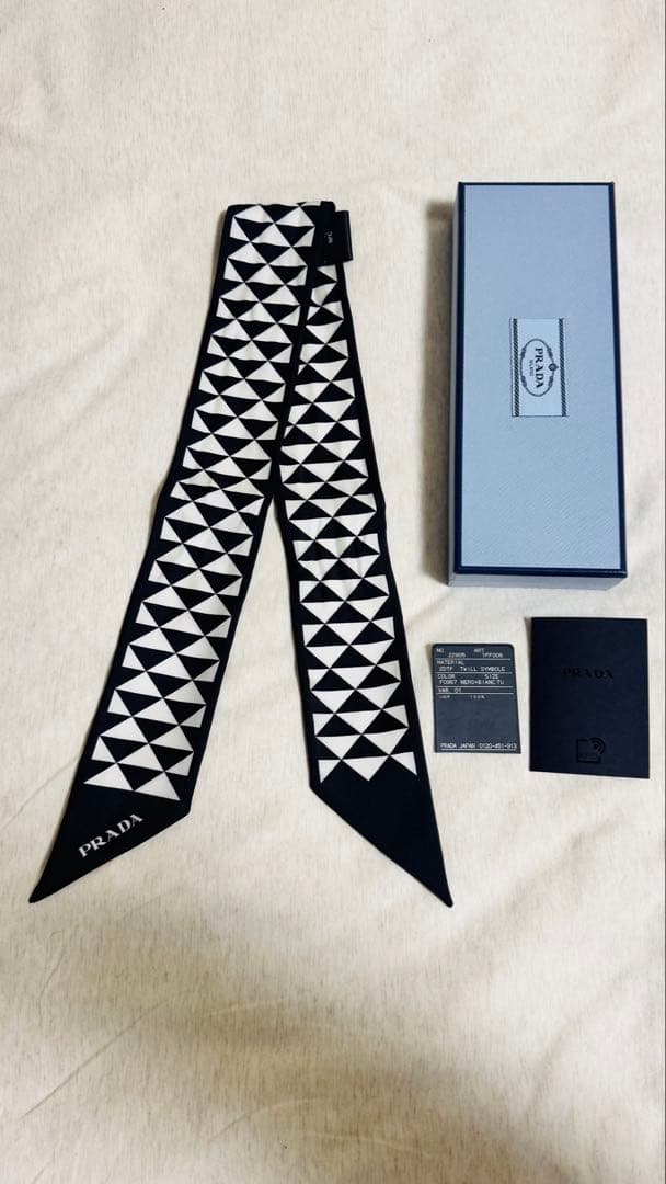 PRADA 三角形パターン スカーフ