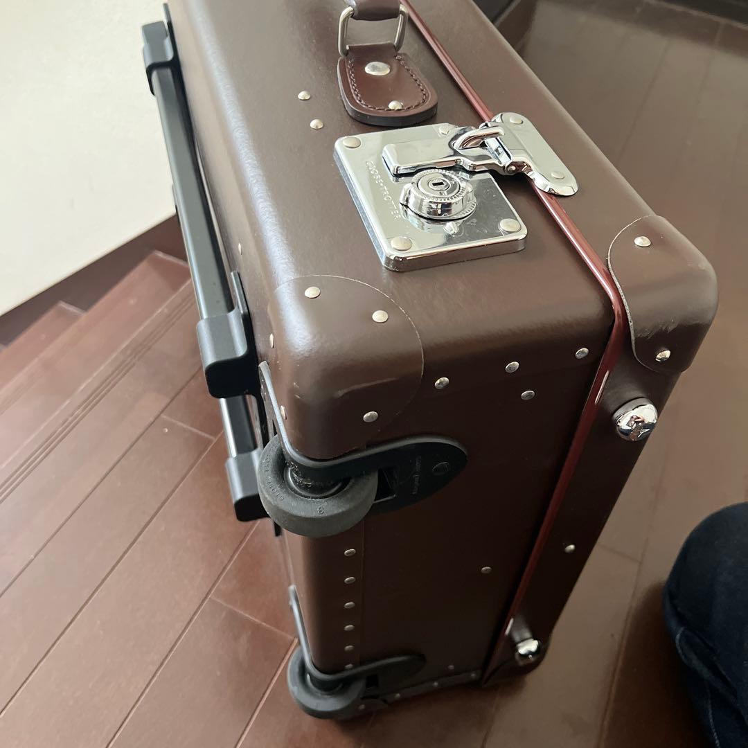 GLOBETROTTER 20インチスーツケースエルメスツイリー付き