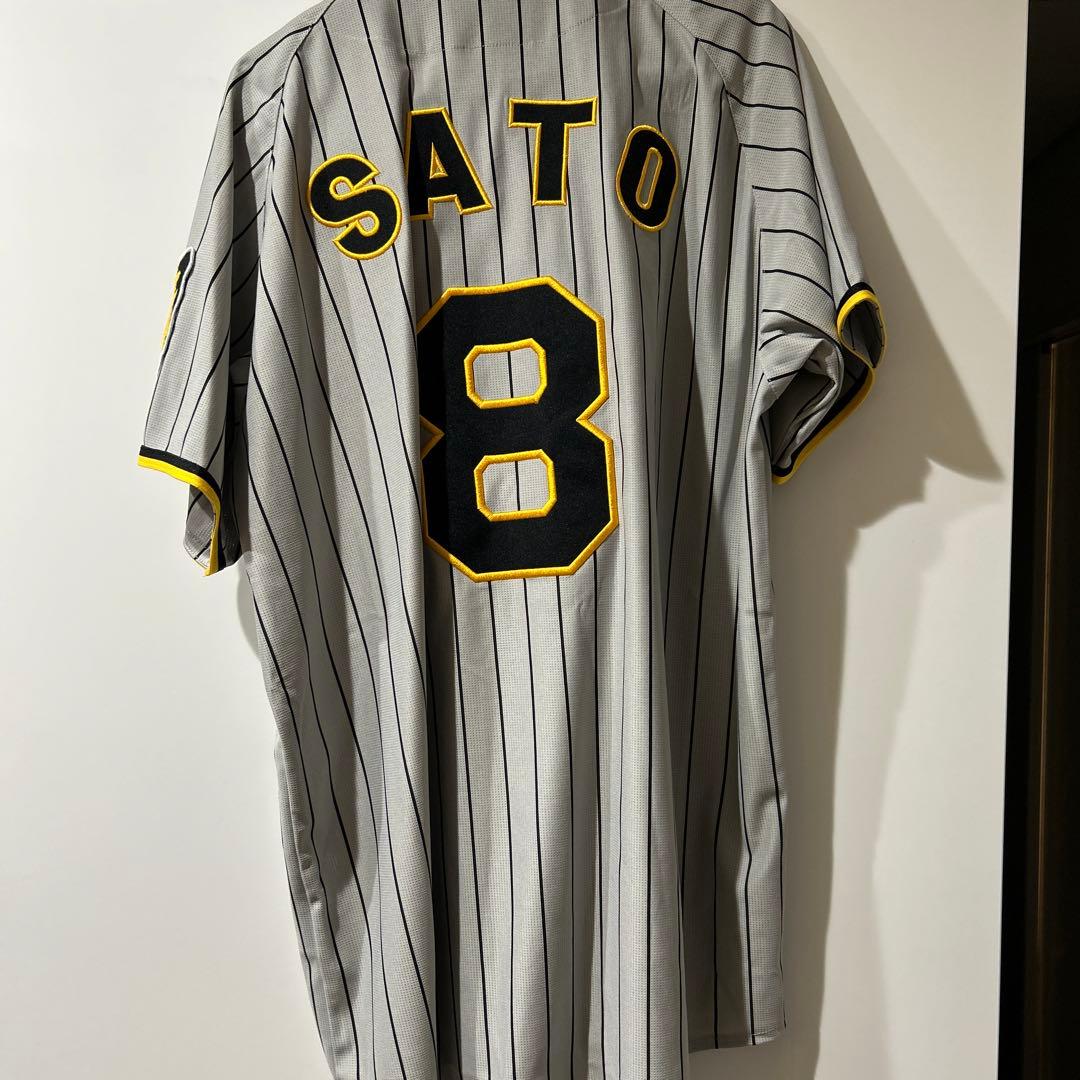 阪神タイガース佐藤輝明ユニホームビジターL - メルカリ