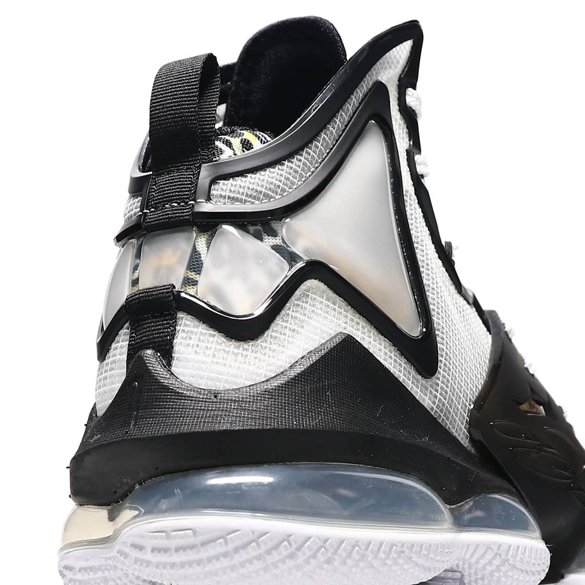 NIKE LEBRON XIX WHITE/METALLIC GOLD-BLACK（ナイキ レブロン XIX
