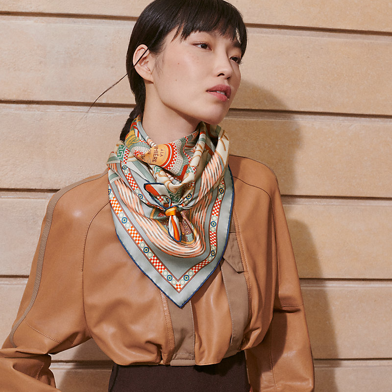 カレ 90 ダブルフェイス 《たいまつの光》 - ブルー | Hermès