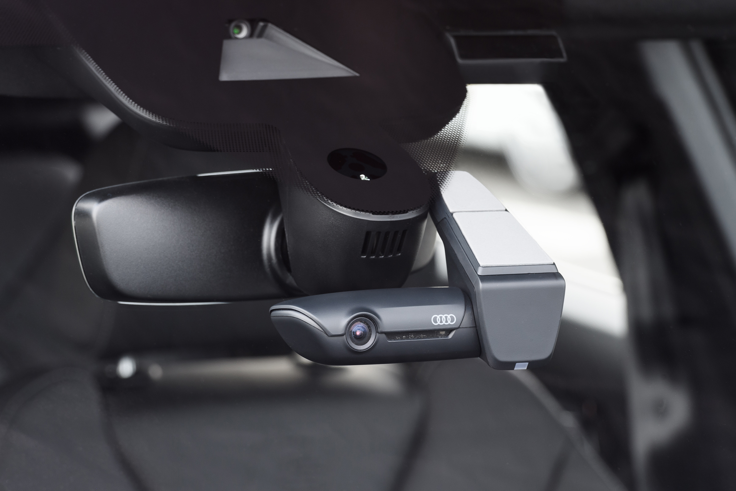 Audi UTR 2.0 前後ドラレコ純正