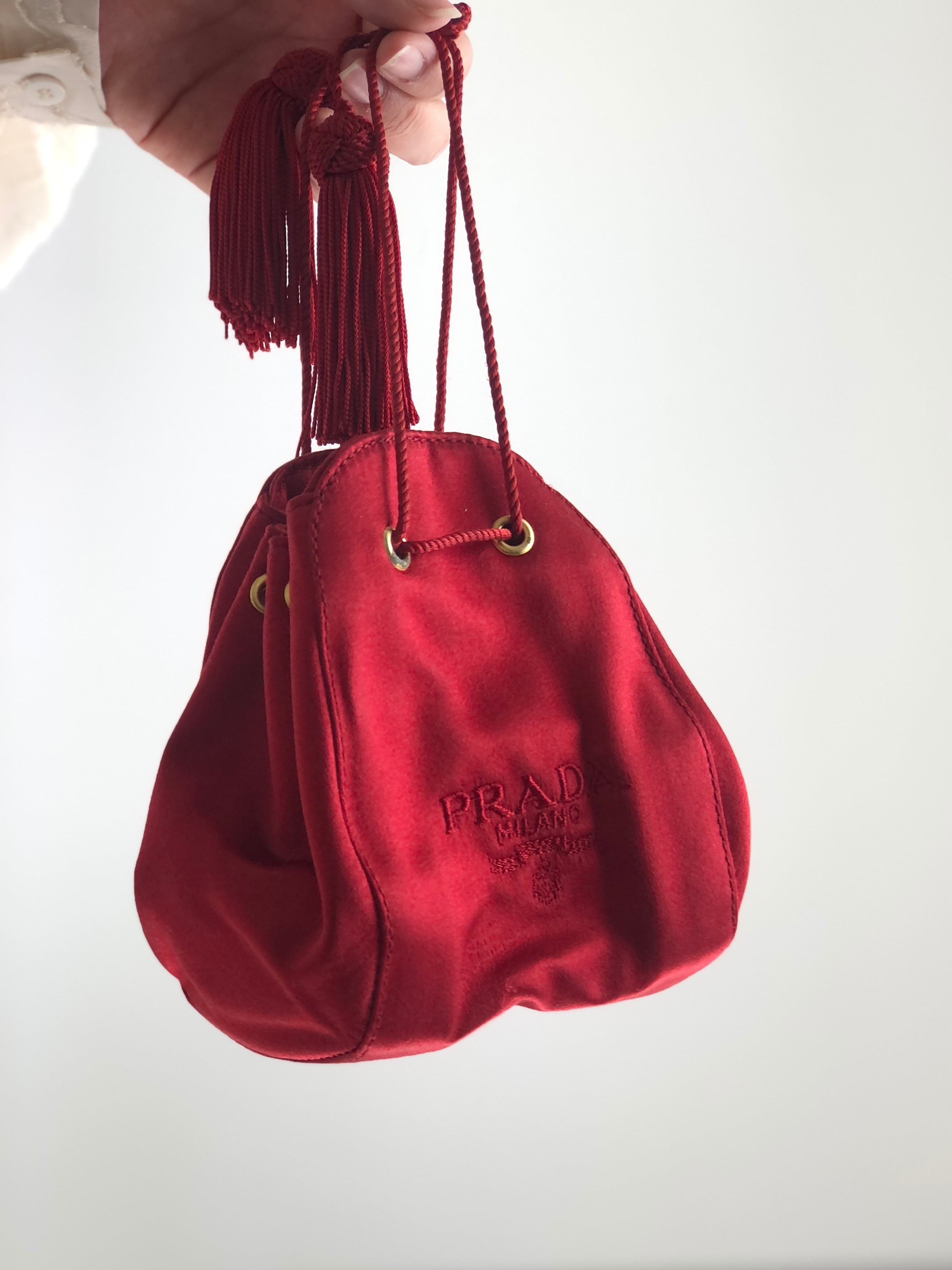 PRADA プラダ ハンドバッグ レッド ロゴ刺繍 サテン 巾着 フリンジ