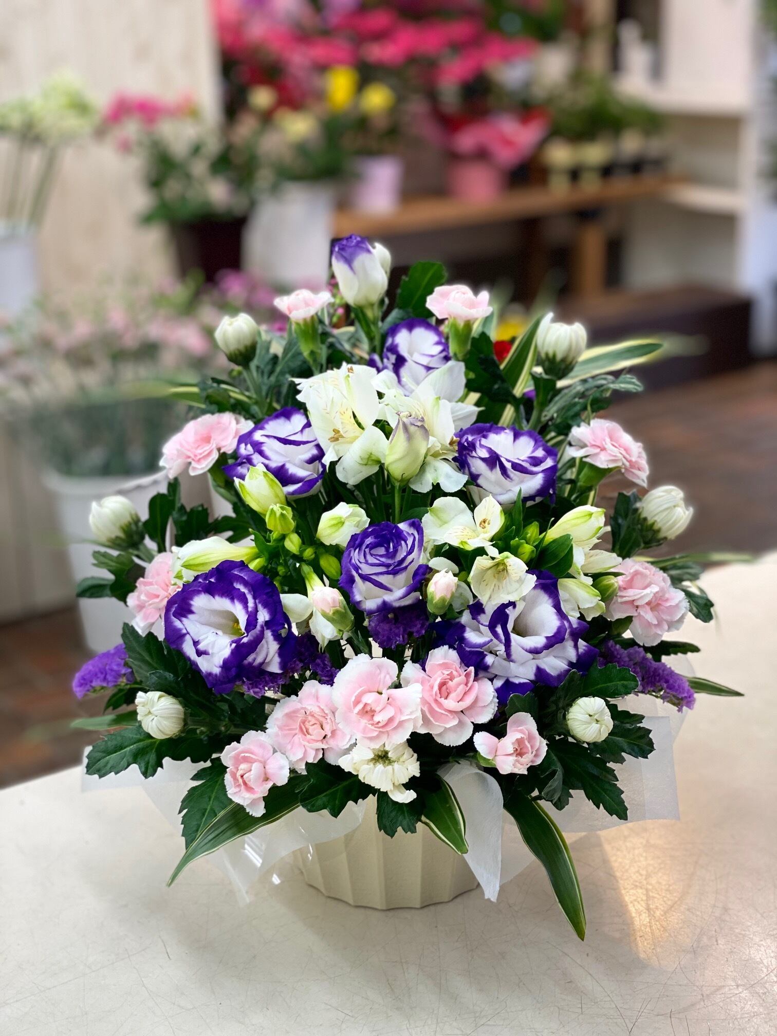 仏前フラワーアレンジメント 季節の花のトルコキキョウ | いば生花店