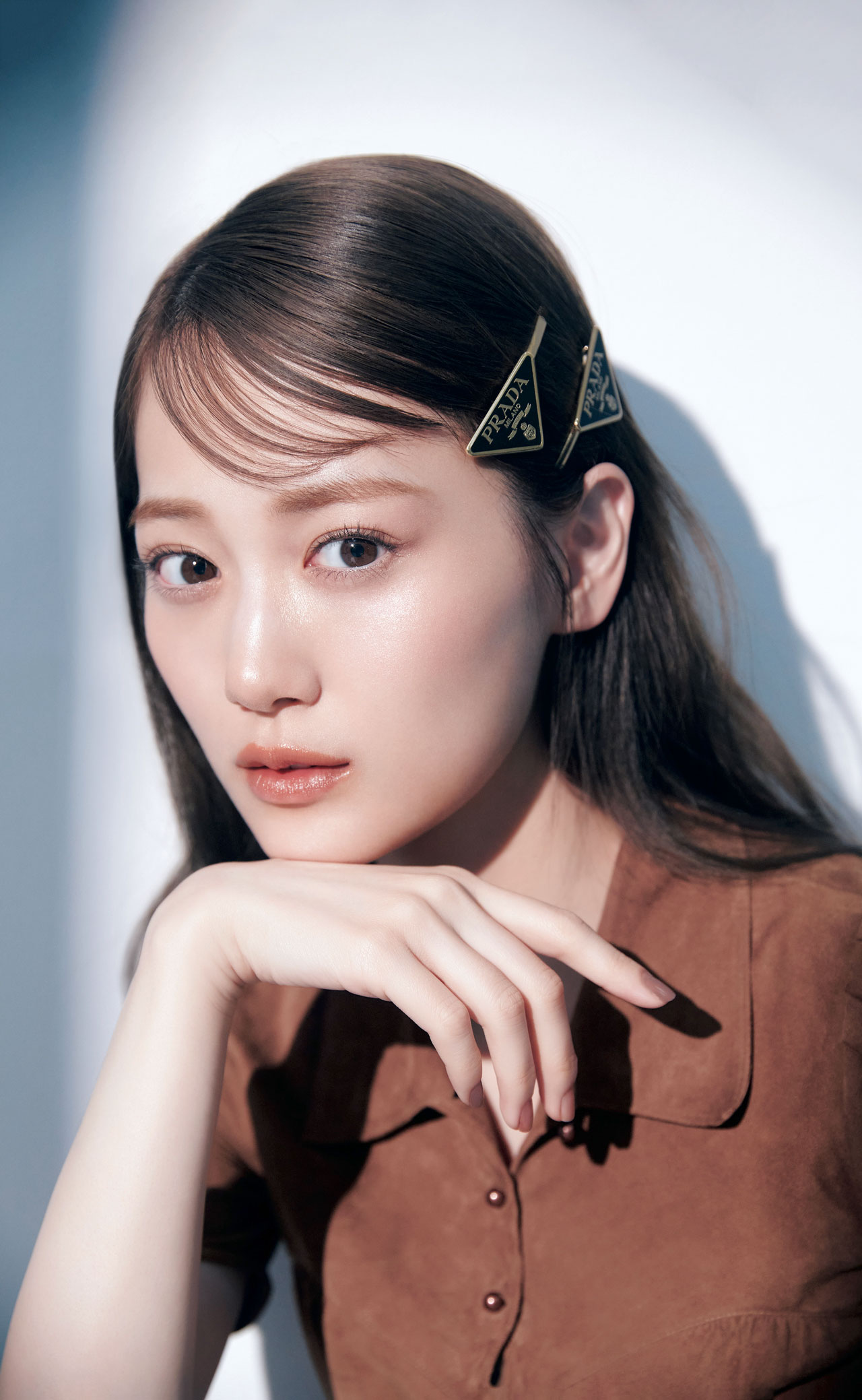 PRADA（プラダ）」の存在感抜群ヘアアクセを使ったこなれヘアアレンジ