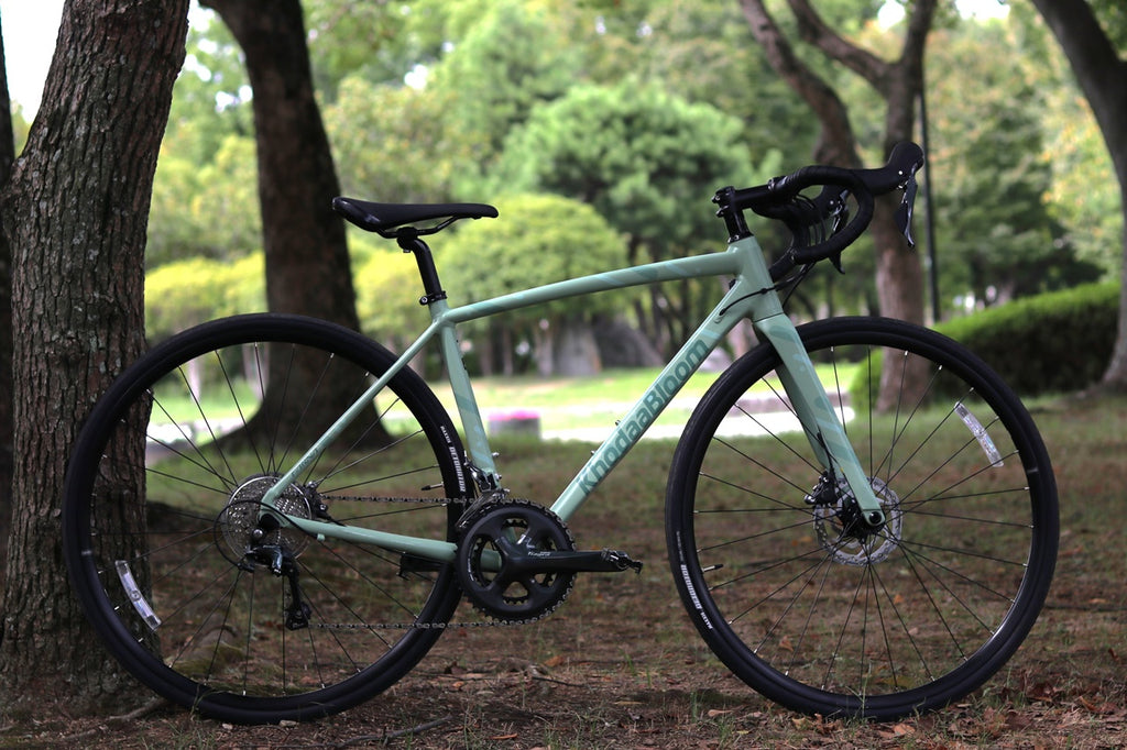 初めてのロードバイク定番モデルに新色が追加！「KhodaaBloom FARNA